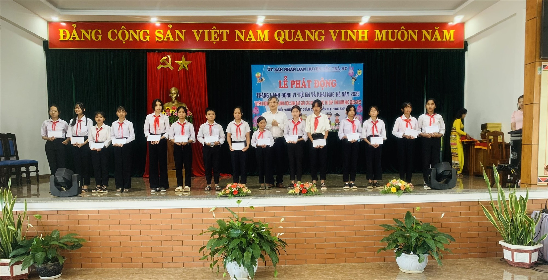 Ông Thái Hoàng Vũ - Chủ tịch UBND huyện Bắc Trà My trao học bổng cho các em học sinh vượt khó học giỏi trên địa bàn huyện. ẢNH TÚ VÂN