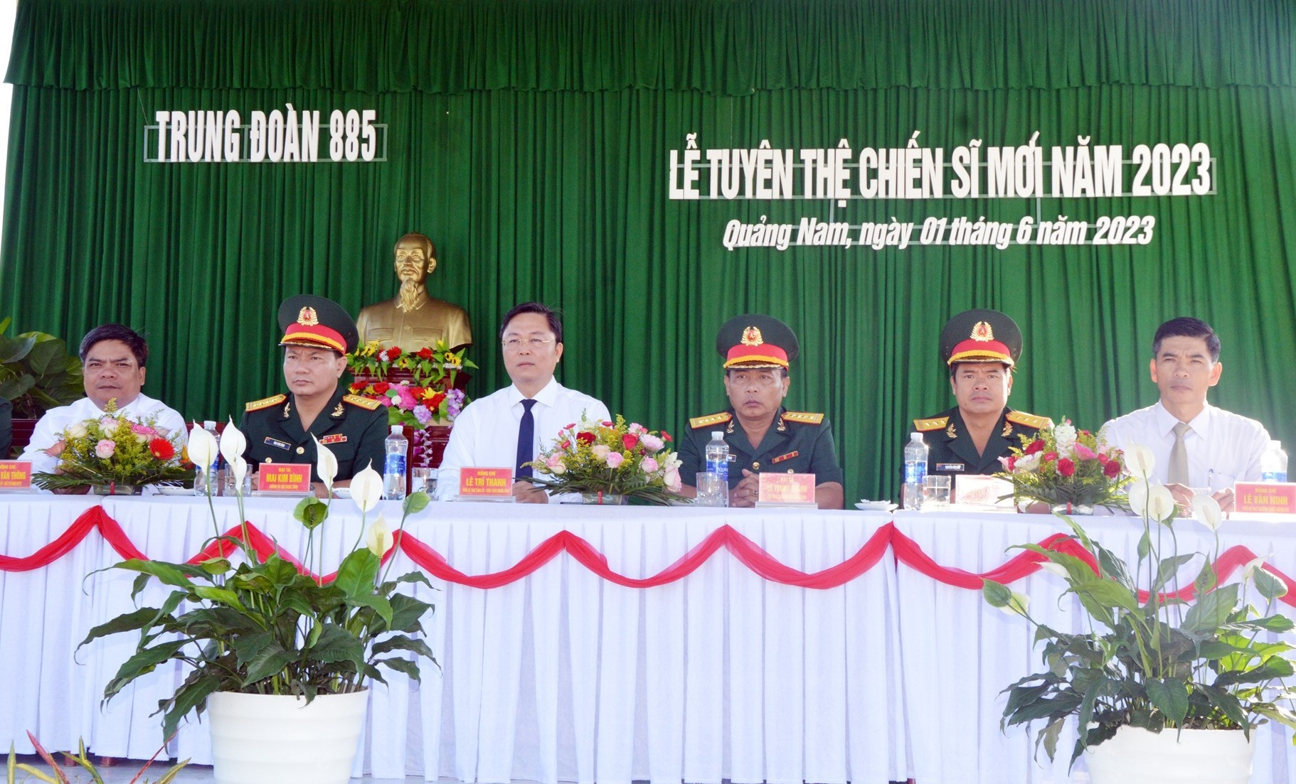 Chủ tịch UBND tỉnh Lê Trí Thanh dự buổi tuyên thệ chiến sĩ mới.