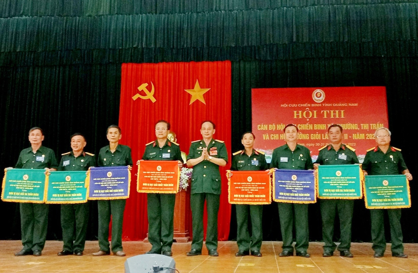 Khen thưởng các đơn vị CCB cấp huyện đạt giải toàn đoàn tại hội thi. Ảnh: H.LIÊN