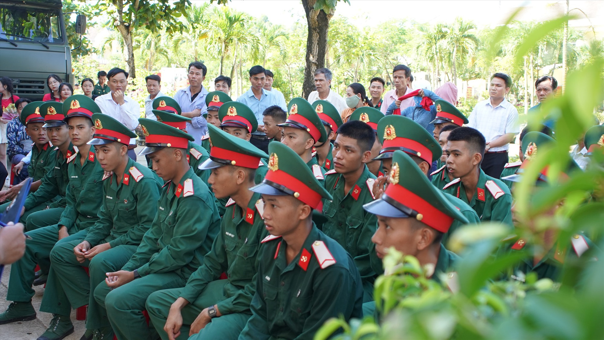 42 chiến sĩ mới của huyện Nông Sơn sẽ tham gia huấn luyện quân sự, giáo dục chính trị tại Lữ đoàn Công binh 270 - Quân khu 5. Ảnh: MINH TÂM