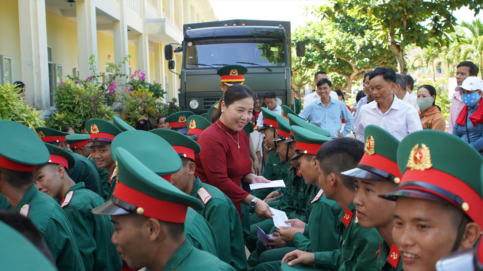 Phó Chủ tịch UBND huyện Nông Sơn - Nguyễn Thị Thu Thủy tặng quà, động viên chiến sĩ mới tại Trung đoàn 142, Sư đoàn 315. Ảnh: MINH TÂM