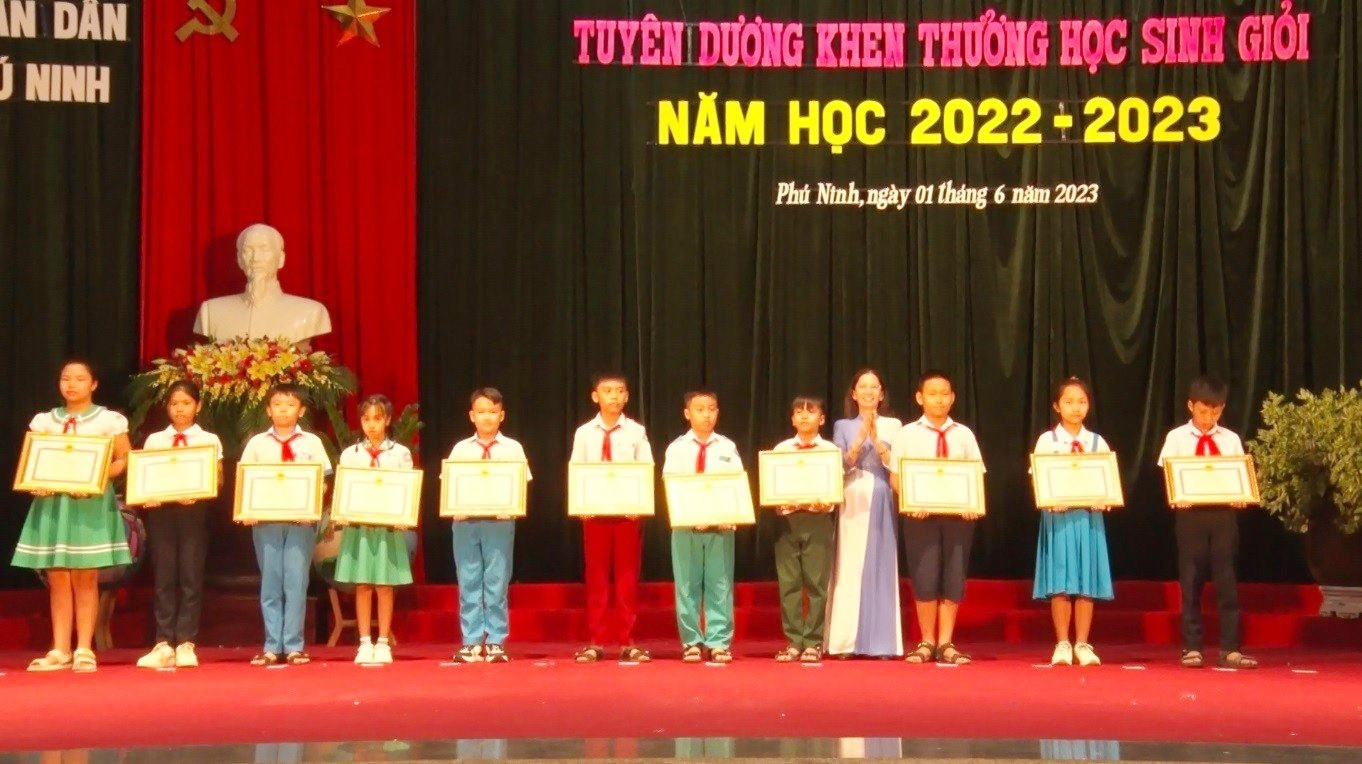 UBND huyện Phú Ninh trao thưởng cho các học sinh xuất sắc năm học 2022-2023. Ảnh: P.V
