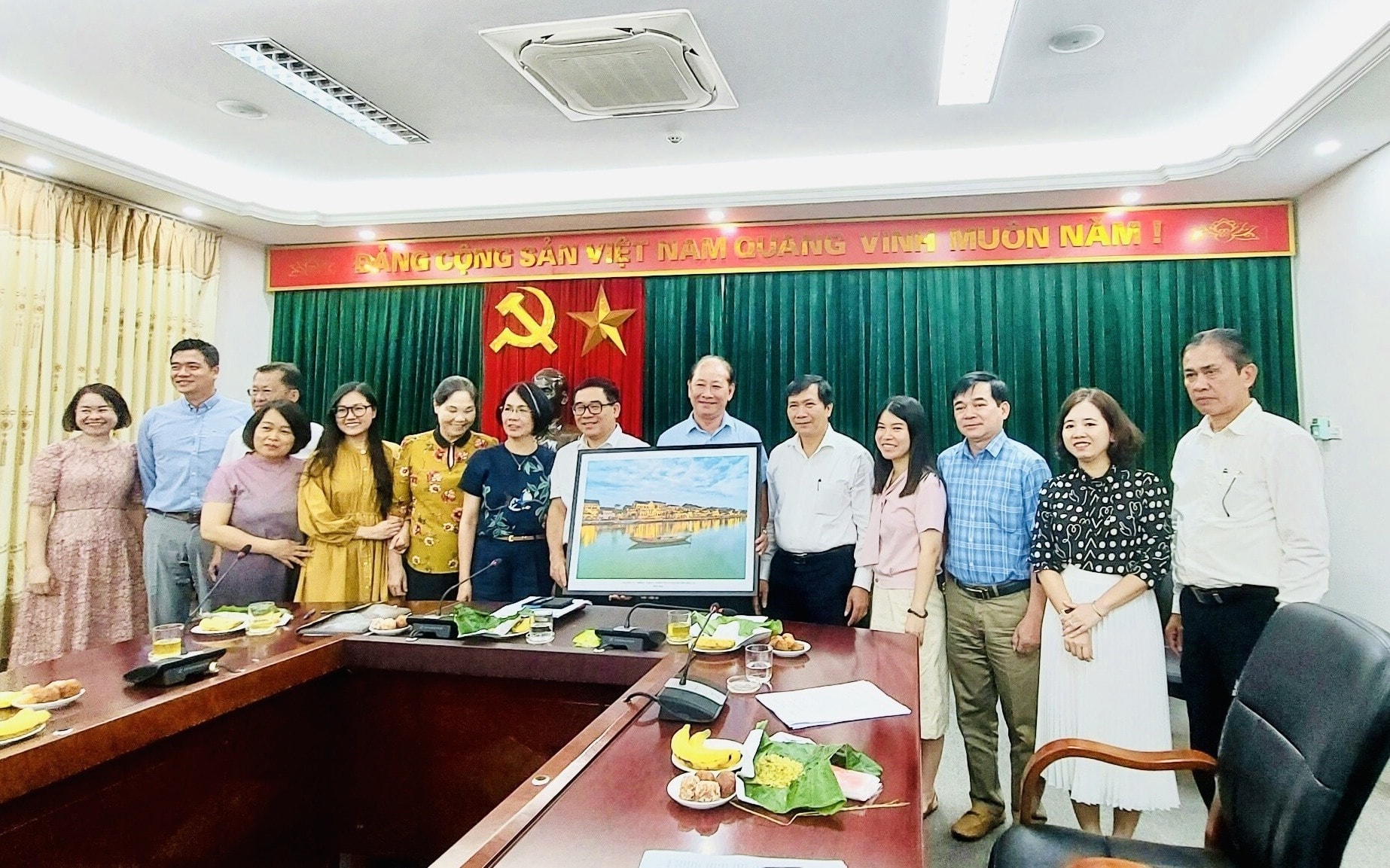 Representatives of Hoi An and Ha Noi Cities at the meeting