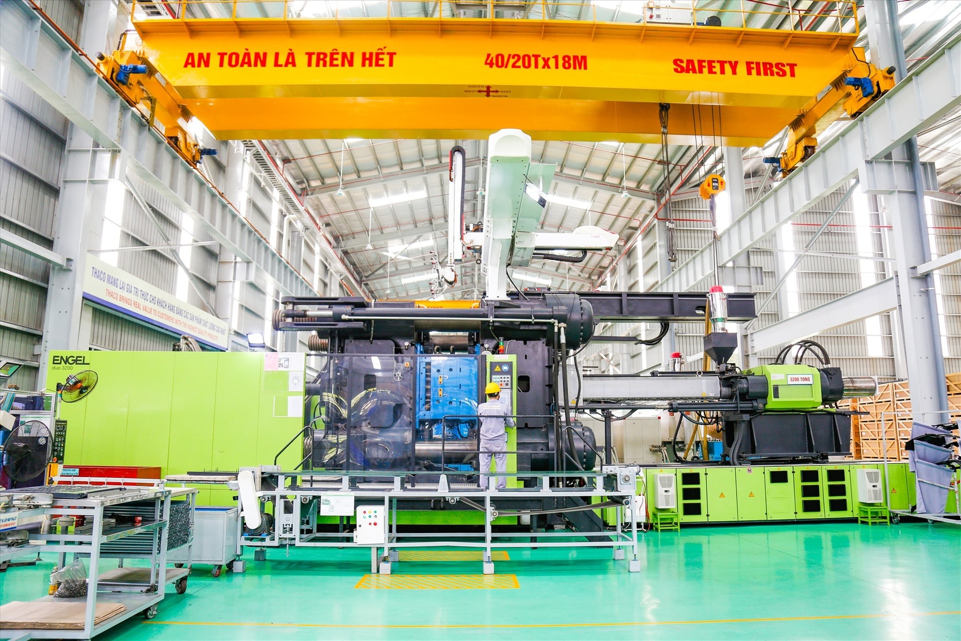 3,200-ton plastic injection moulding machine