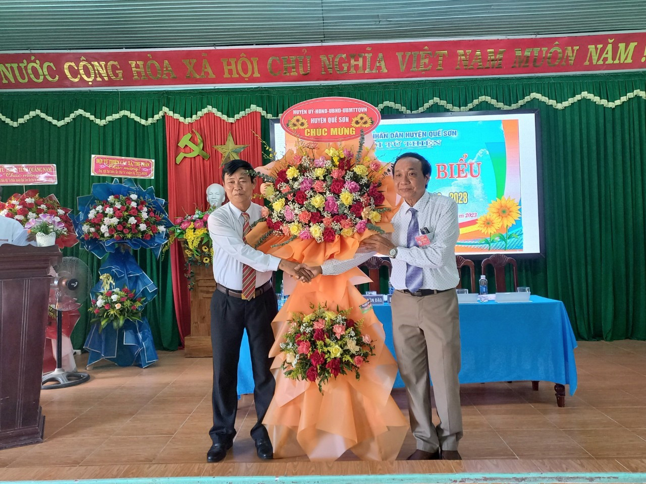Lãnh đạo huyện Quế Sơn tặng hoa chúc mừng Đại hội. Ảnh DUY THÁI
