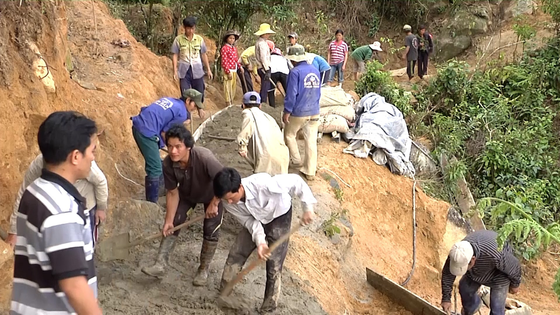 Nông dân Nam Trà My tích cực tham gia phong trào xây dựng nông thôn mới.