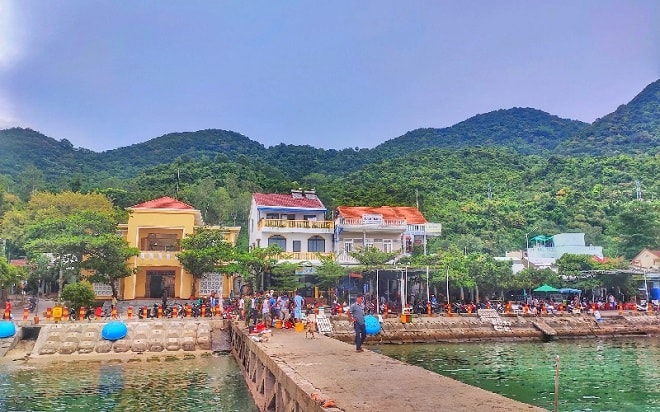 Bãi Làng không chỉ đông dân sinh sống mà còn tập trung nhiều dịch vụ du lịch.