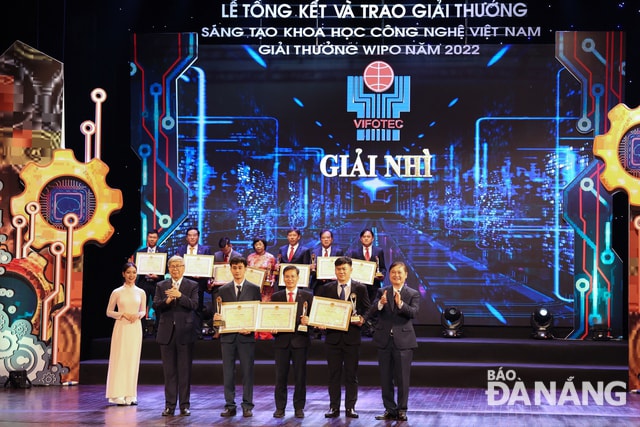 Các nhóm tác giả công trình của Tổng Công ty Điện lực miền Trung nhận giải Nhì từ ban tổ chức cuộc thi.