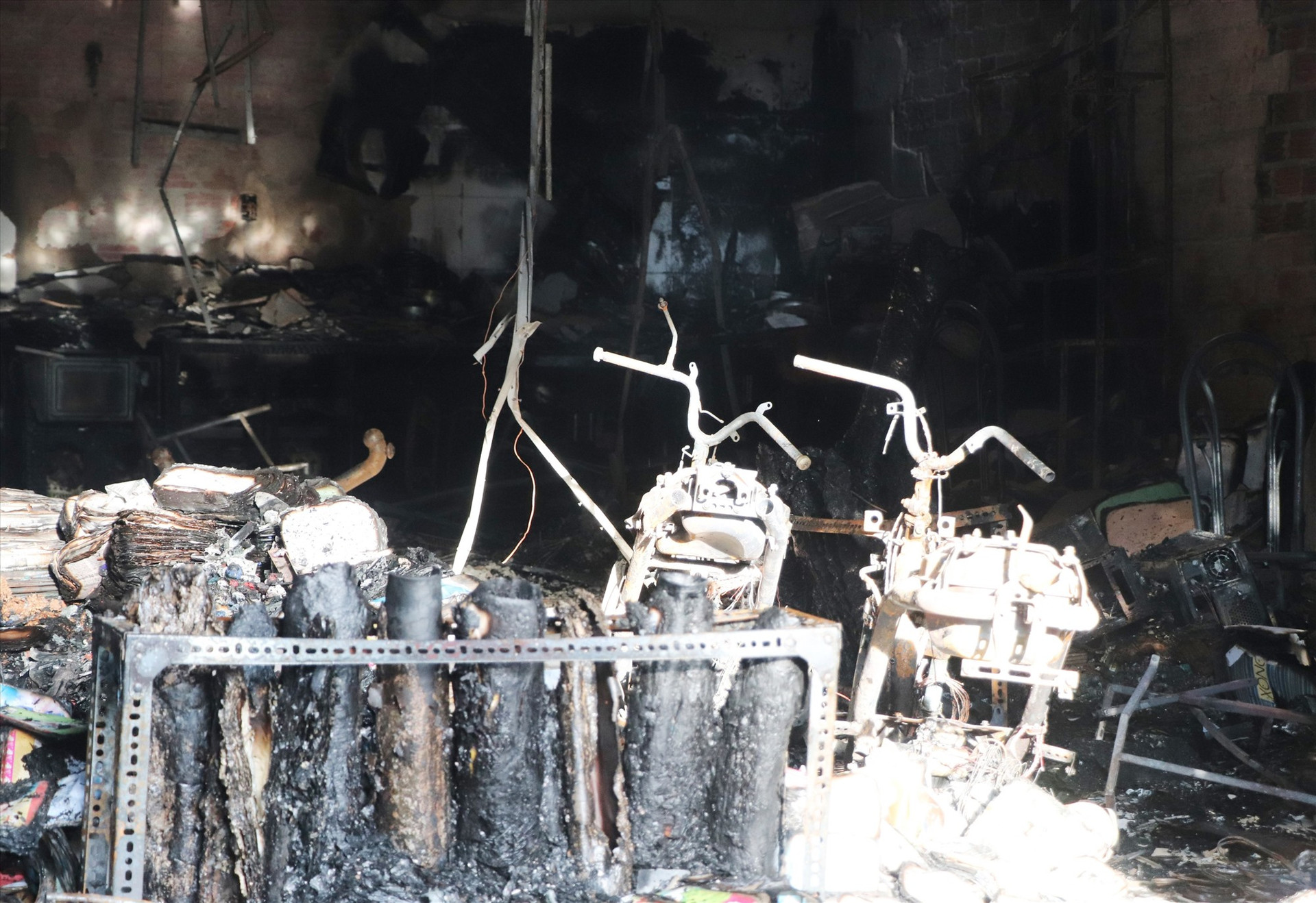 Hai người chết, nhiều tài sản bị thiêu rụi trong vụ cháy xảy ra tại phường An Sơn (Tam Kỳ) sáng 31/5 vừa qua. Ảnh: T.C
