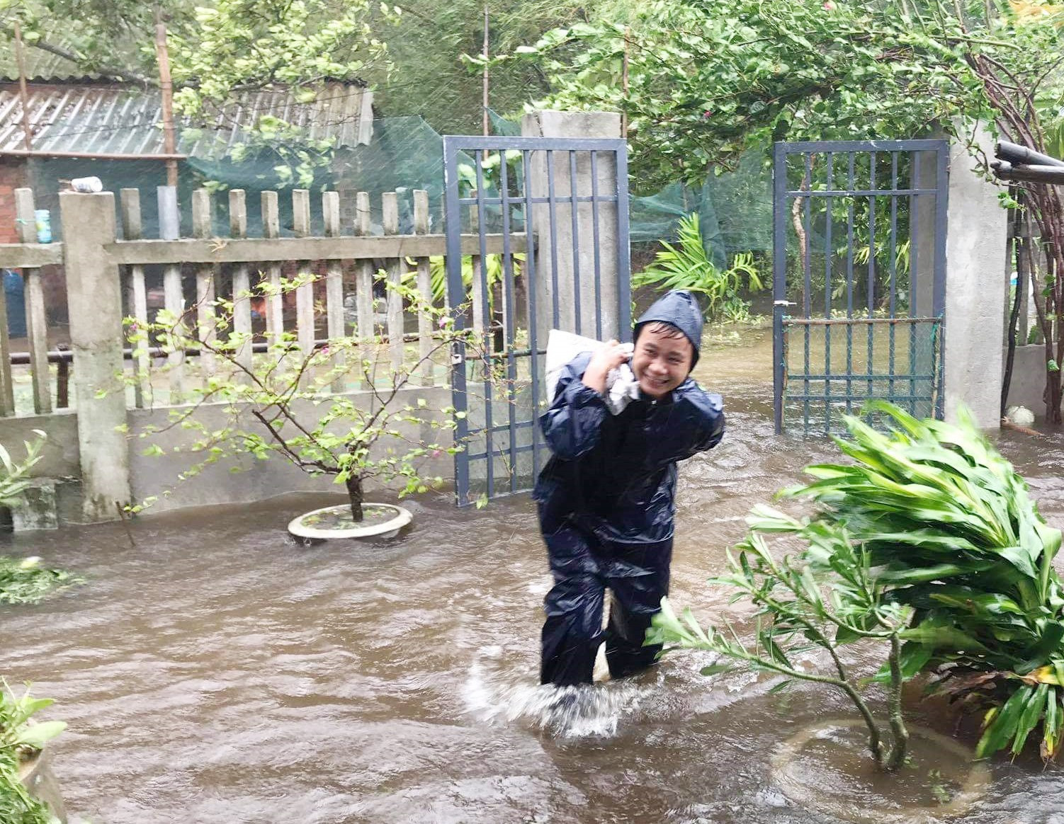 Anh Đỗ Văn Trân tham gia cứu trợ người dân trong lụt bão. Ảnh: T.T