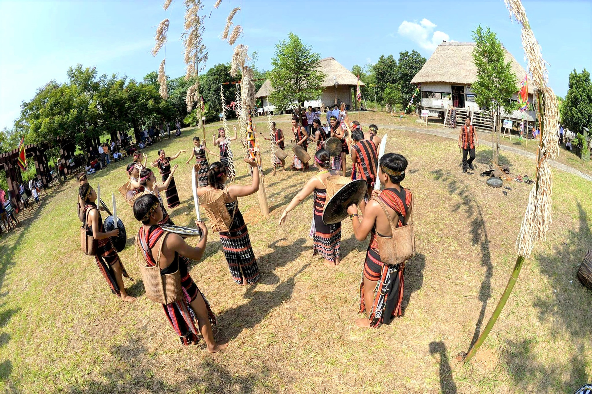 Cuộc trình diễn múa trống chiêng kết hợp nghi thức dựng cây nêu của đồng bào Cơ Tu hứa hẹn mang đến sự trải nghiệm độc đáo cho đồng hương phương Nam. Ảnh: Đ.N