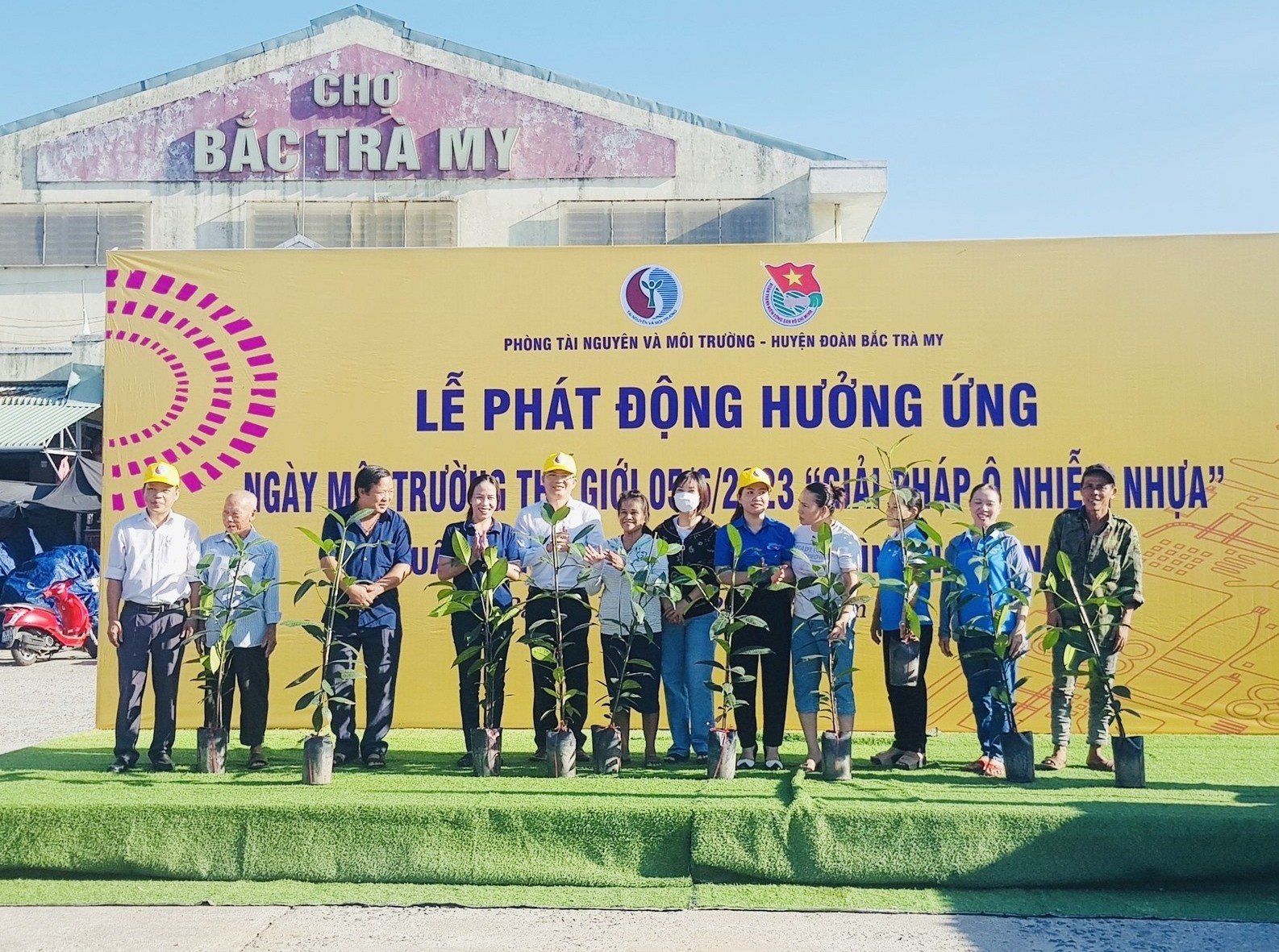 Ông Thái Hoàng Vũ - Chủ tịch UBND huyện Bắc Trà My trao tặng cây xanh cho bà con nhân dân tại địa phương. ẢNH TÚ VÂN
