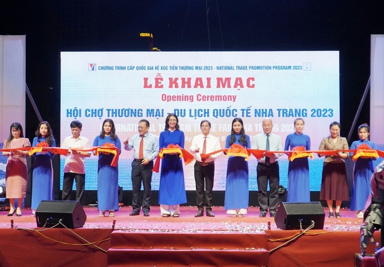 Cắt băng khai mạc Khai mạc “Hội chợ Thương mại – Du lịch quốc tế Nha Trang 2023”. Ảnh: N.S