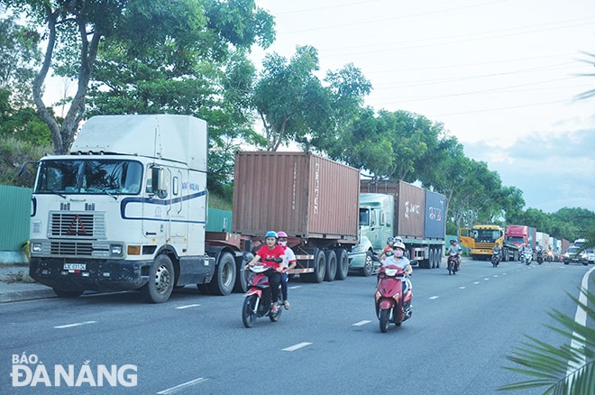 Trong thời gian diễn ra kỳ thi vào lớp 10 PTTH năm 2023-2024 tạm dừng hoạt động đối với ô-tô kéo rơ-mooc, sơ-mi rơ-mooc và xe tải ben chở đất, cát, vật liệu xây dựng. Ảnh: THÀNH LÂN