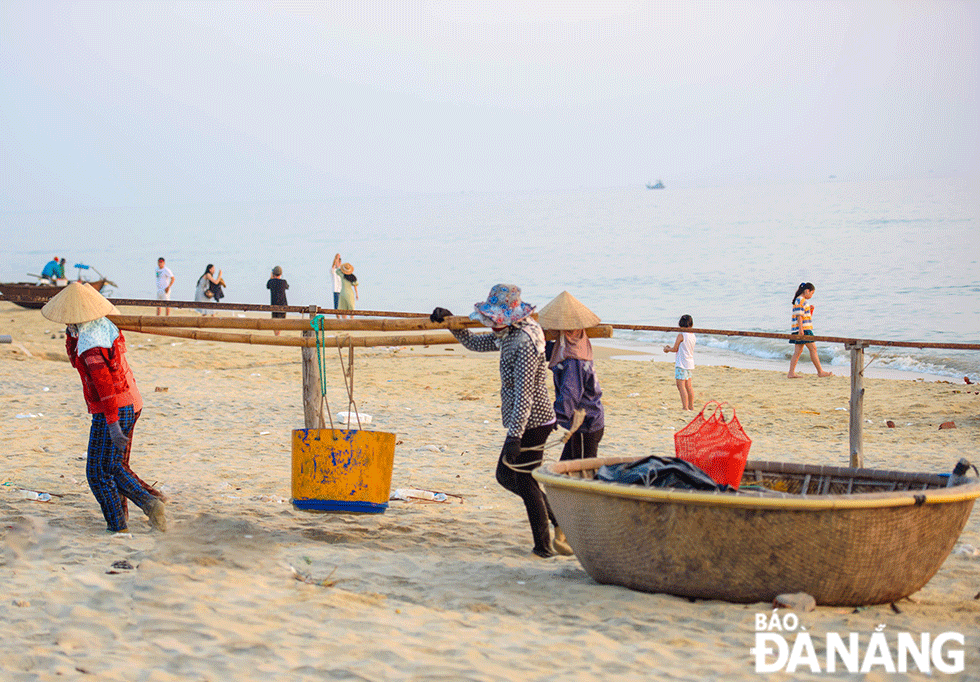 Nghề gánh cá thuê đem lại thu nhập cho người dân nơi đây.
