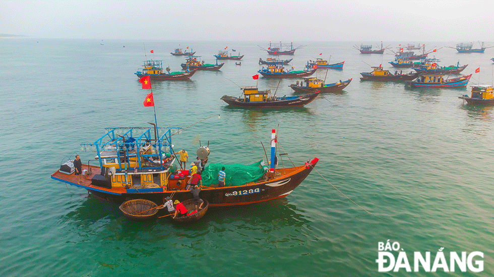 Sau khi bán hải sản thì ngư dân chuẩn bị chuyến ra khơi tiếp theo.