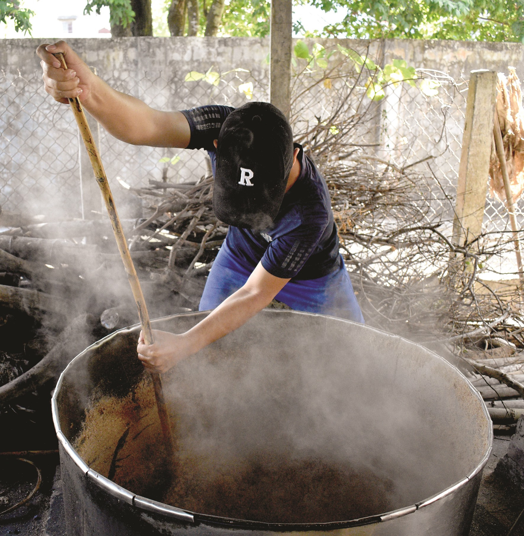 Đậu phụng khô sau khi được xay thành bột sẽ cho vào nồi để nấu chín.