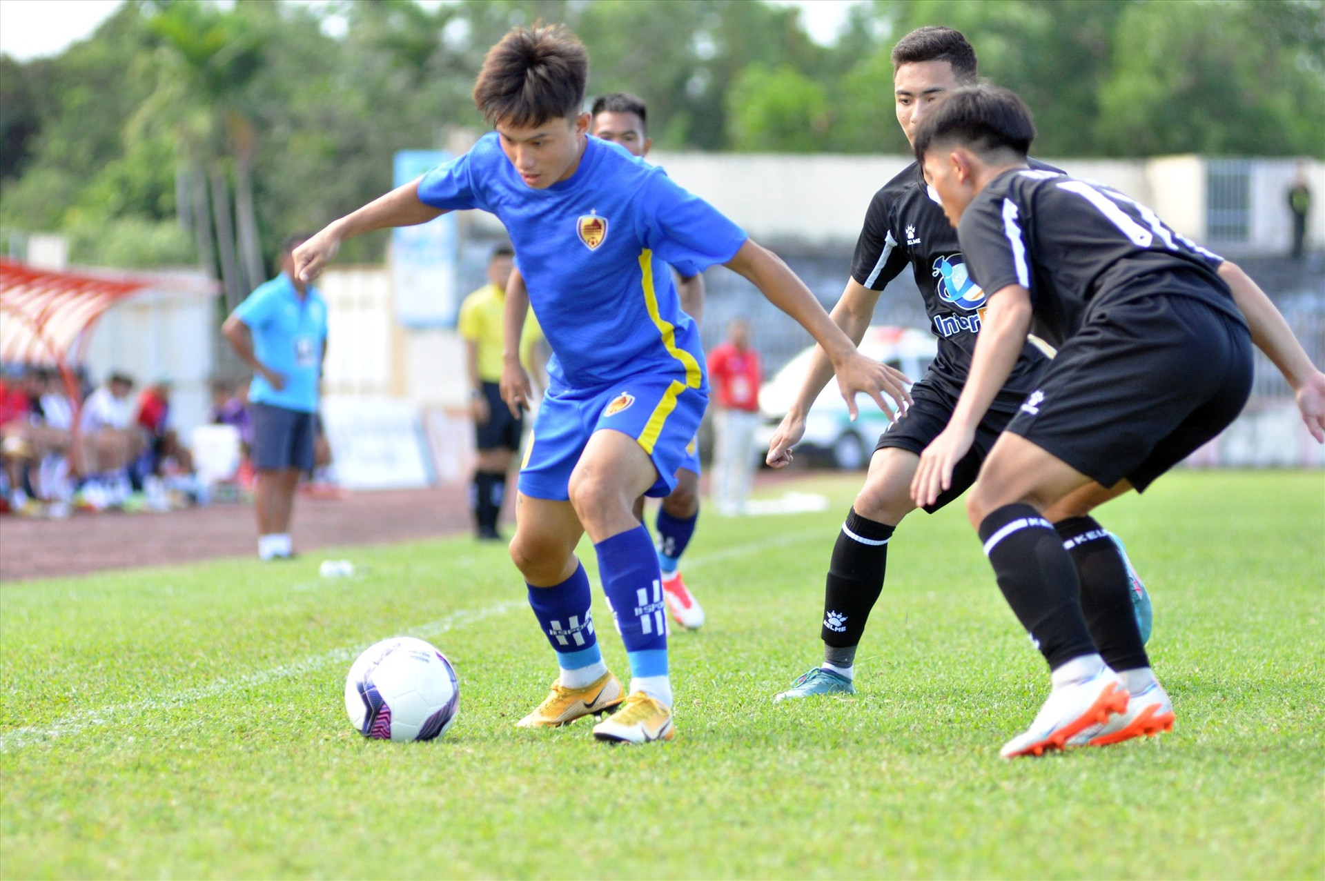 Màu áo xanh Quảng Nam xuất hiện ở hai giải đấu hạng Nhất và hạng Nhì quốc gia. Ảnh: T.V