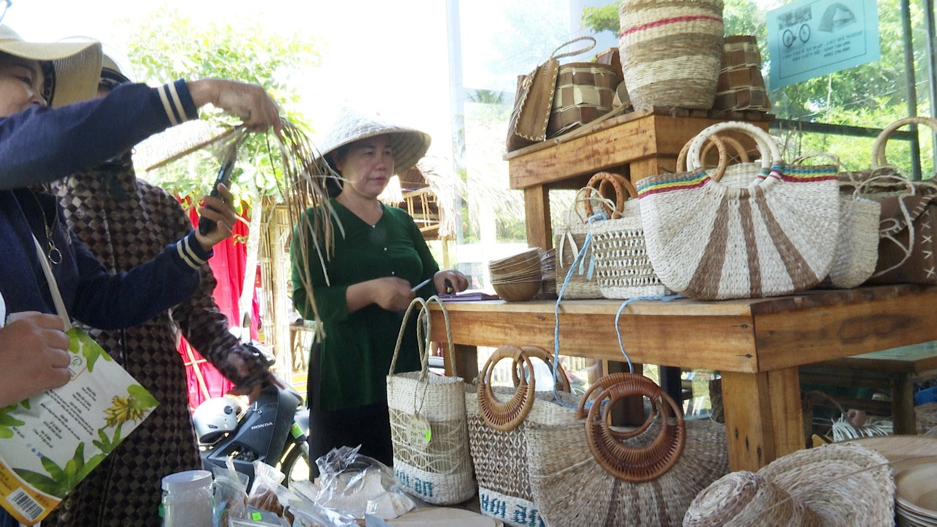 Nhiều sản phẩm thủ công mỹ nghệ, nông sản được đem ra trưng bày, mua bán tại Chợ quê. Ảnh:N.HƯNG