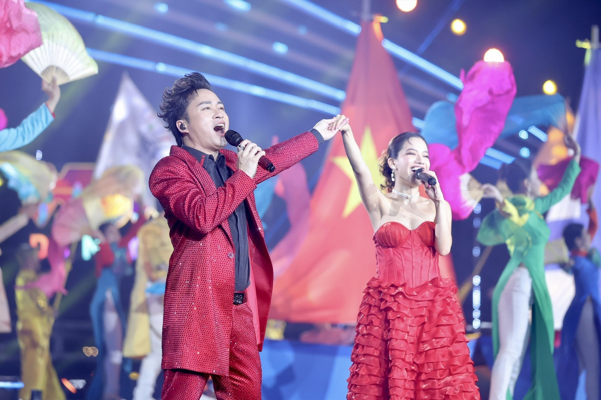 Ca sỹ Tùng Dương  và các ca sĩ khách mới “cháy ” hết mình trên sân khấu DIFF 2023. Ảnh VS
