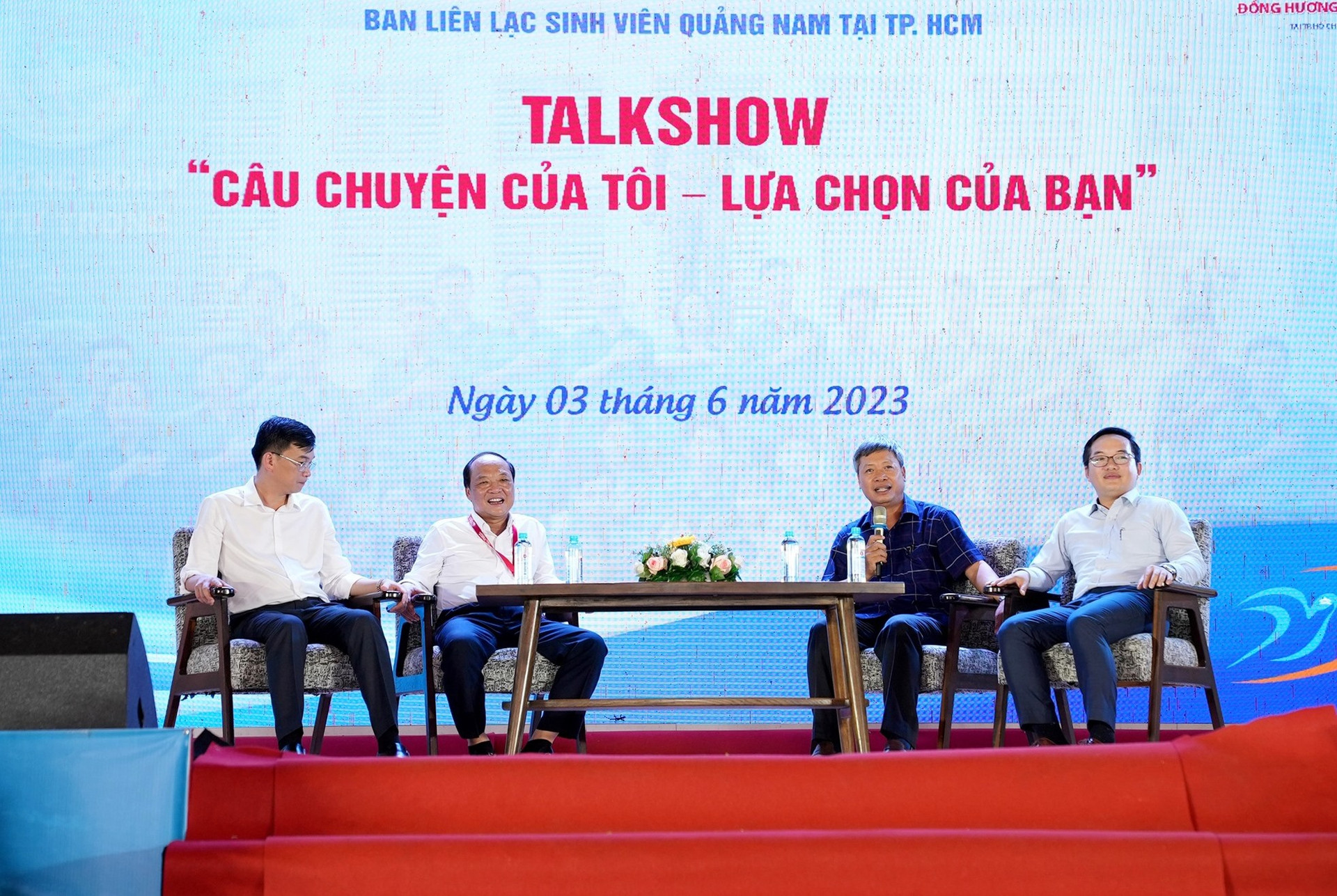 Phó Chủ tịch UBND tỉnh Hồ Quang Bửu và các doanh nhân lần lượt trả lời các câu hỏi của các sinh viên. Ảnh: Q.L