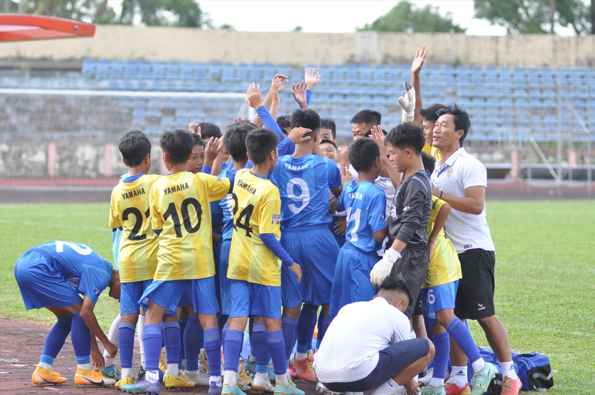 U13 Quảng Nam thể hiện quyết tâm trước trận khai mạc nhưng kết quả để thua 0-2. Ảnh: T.V