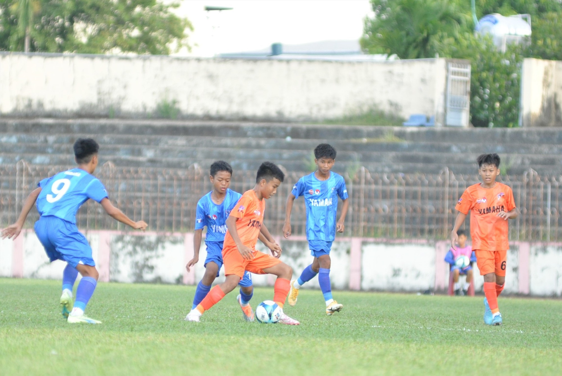 Pha tranh bóng trong trận U13 SHB Đà Nẵng và U13 Quảng Nam. Ảnh: T.V
