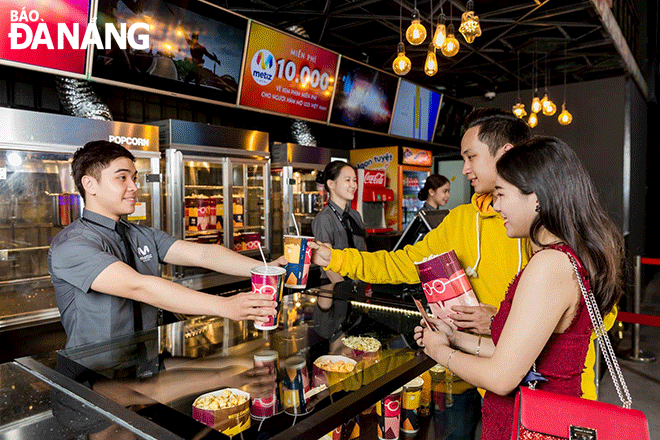 Ngày 2-6, Lễ hội pháo hoa quốc tế Đà Nẵng (DIFF) 2023 chính thức diễn ra. Từng con phố bừng lên sức sống. Cùng với sự chuẩn bị chu đáo, người dân thành phố dặn nhau chào đón khách phương xa bằng thái độ hiếu khách và nụ cười thân thiện. Bởi họ tin rằng, điều đọng lại trong lòng du khách khi rời Đà Nẵng sẽ là những nụ cười cùng thái độ ứng xử văn minh, lịch sự.