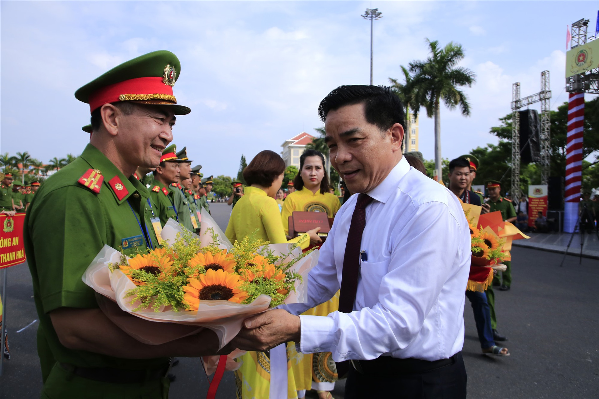 Phó Bí thư Tỉnh ủy Lê Văn Dũng tặng hoa choc ác đội thi. Ảnh: T.C