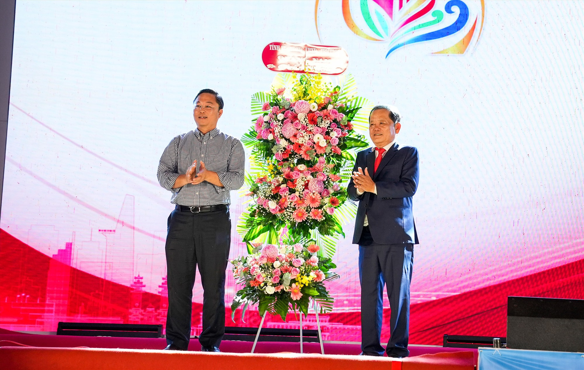 Chủ tịch UBND tỉnh tặng lãng hoa chúc mừng thành công sự kiện “Những ngày đồng hương Quảng Nam tại TP.Hồ Chí Minh. Ảnh: Q.L