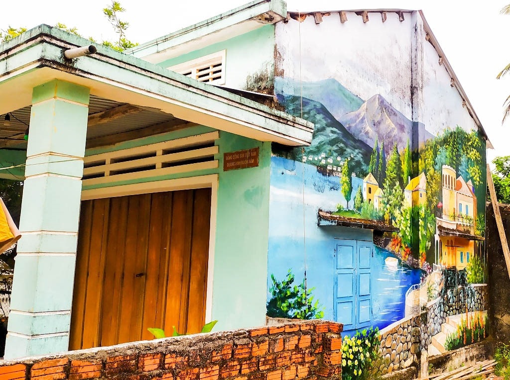 The mural village was formed in 2016. The wall-paintings used to be very attractive to visitors, making a positive contribution to the local economic development.