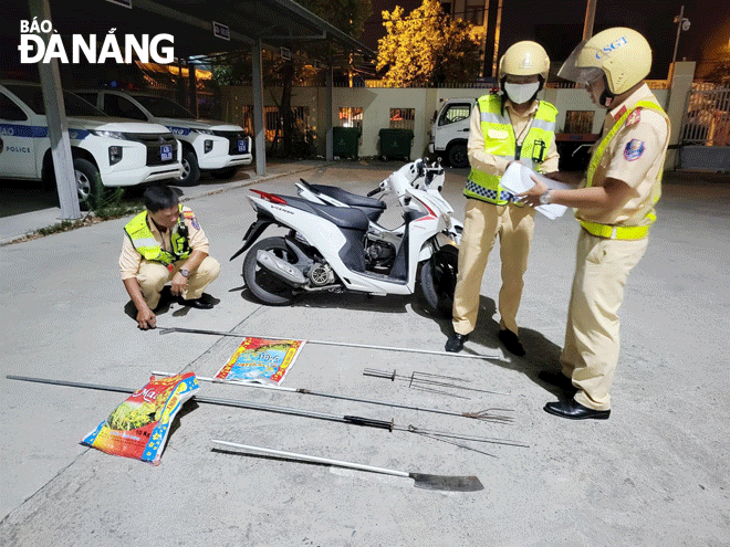 Lực lượng Cảnh sát giao thông, Công an thành phố phát hiện, thu giữ số hung khí các thanh - thiếu niên chuẩn bị đánh nhau. Ảnh: L.H