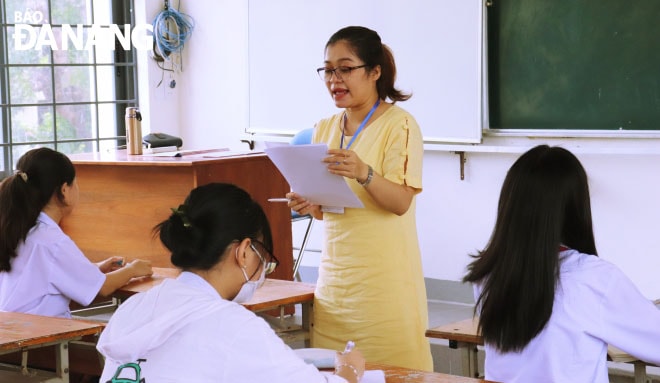Cán bộ coi thi phổ biến nội quy thi cho thí sinh.