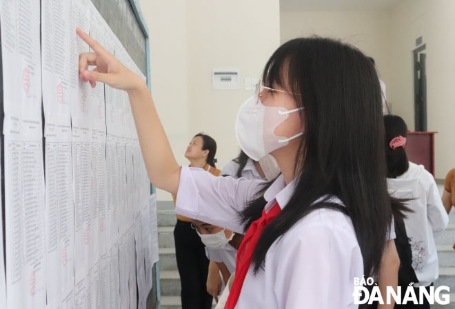 Thí sinh rà xem danh sách tại bản niêm yết của điểm thi.
