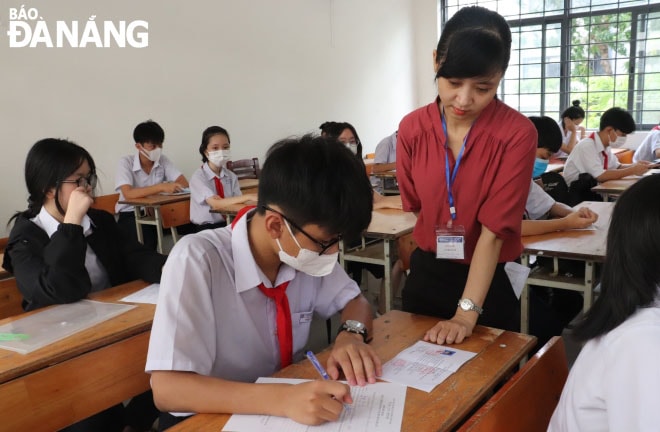 Cán bộ coi thi rà soát thông tin của thí sinh.