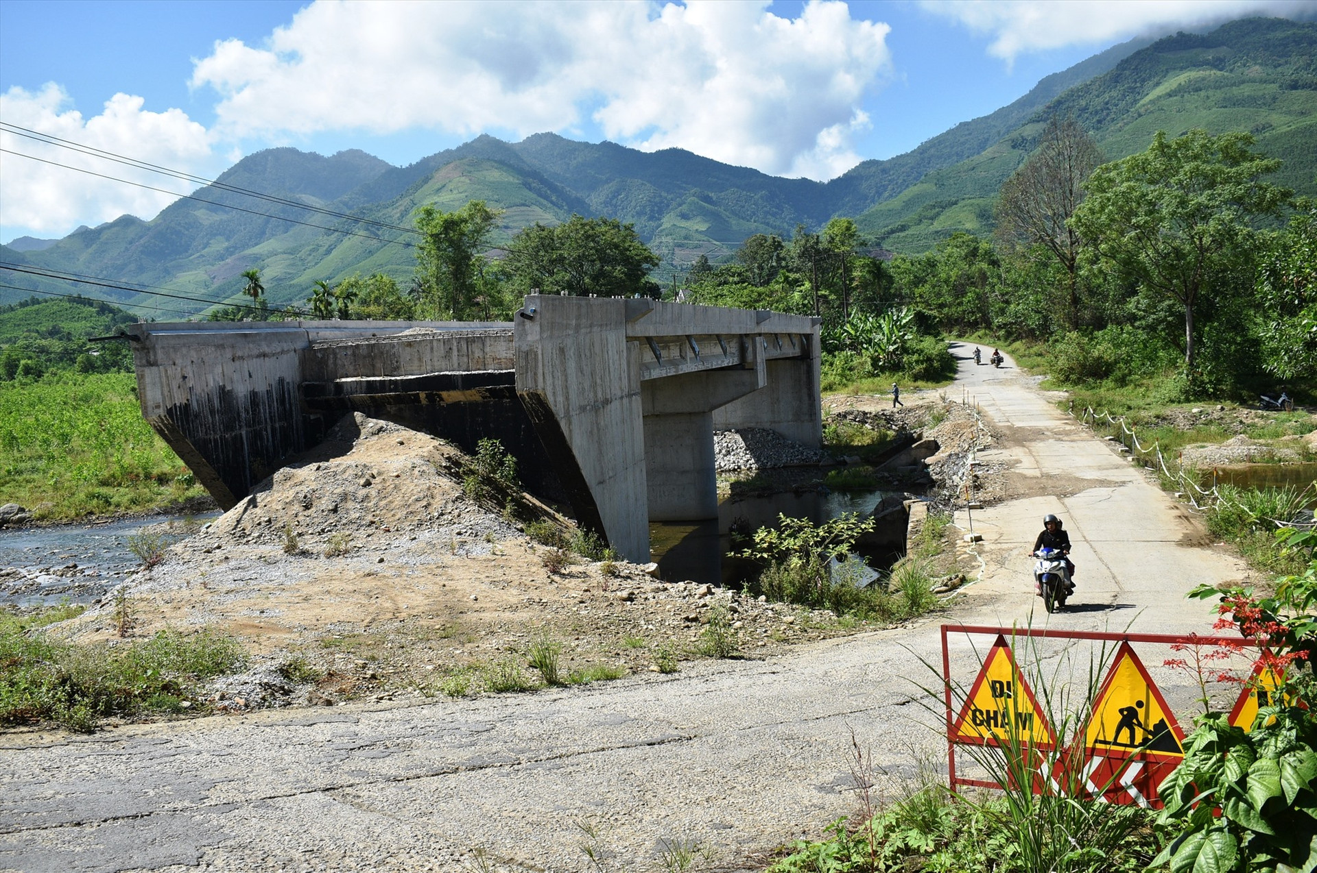 Cầu dân sinh mới bắc qua sông Ngang chưa thể lưu thông vì chưa có đường dẫn. Ảnh: Q.H