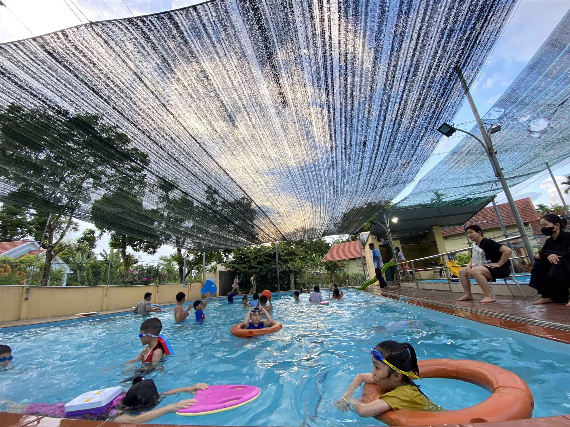Bơi lội được nhiều phụ huynh lựa chọn cho trẻ em vào dịp hè. Ảnh: H.Q