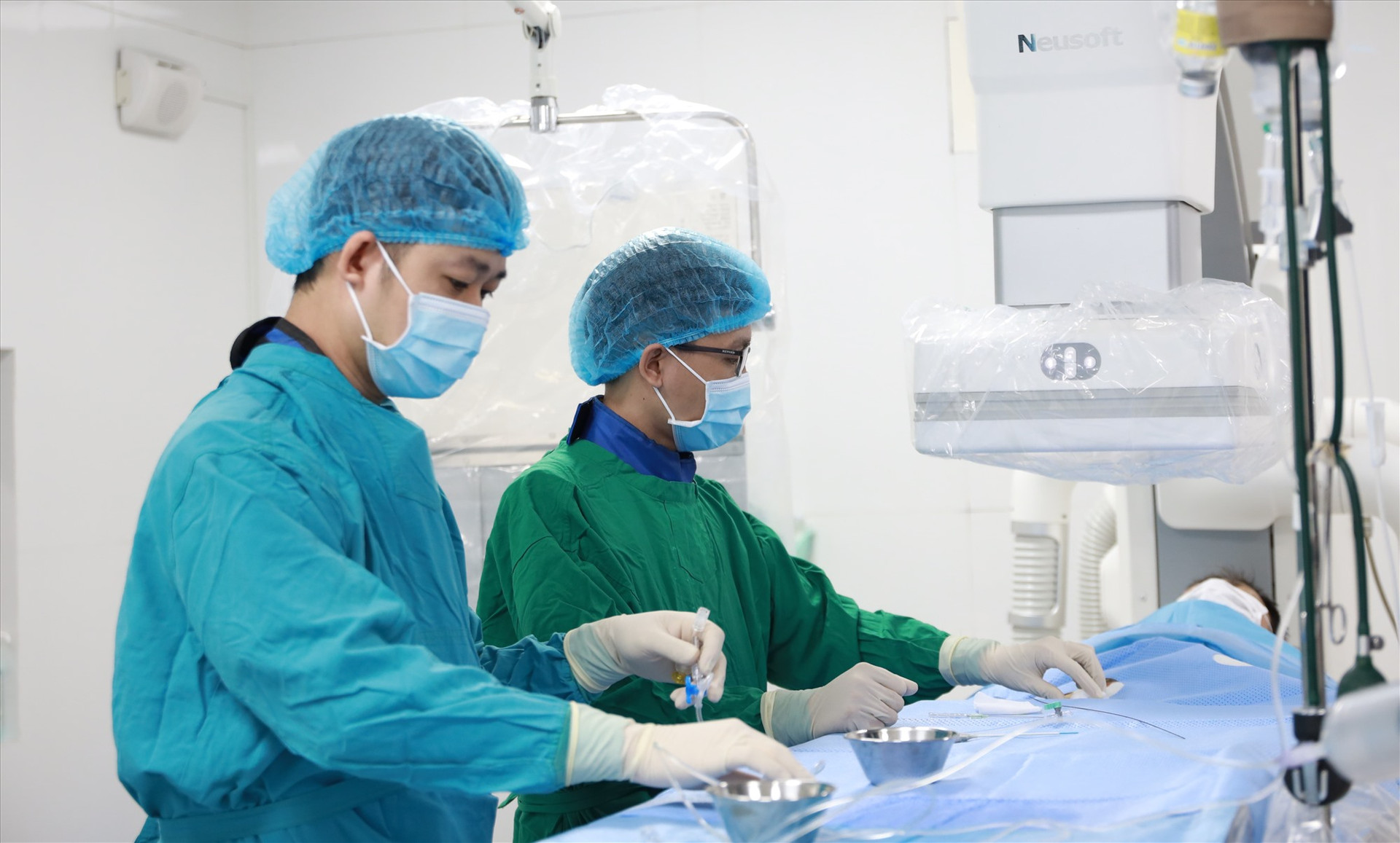 Các bác sĩ Khoa Hồi sức cấp cứu – Đột quỵ, Bệnh viện Gia Đình thực hiện can thiệp cho bệnh nhân