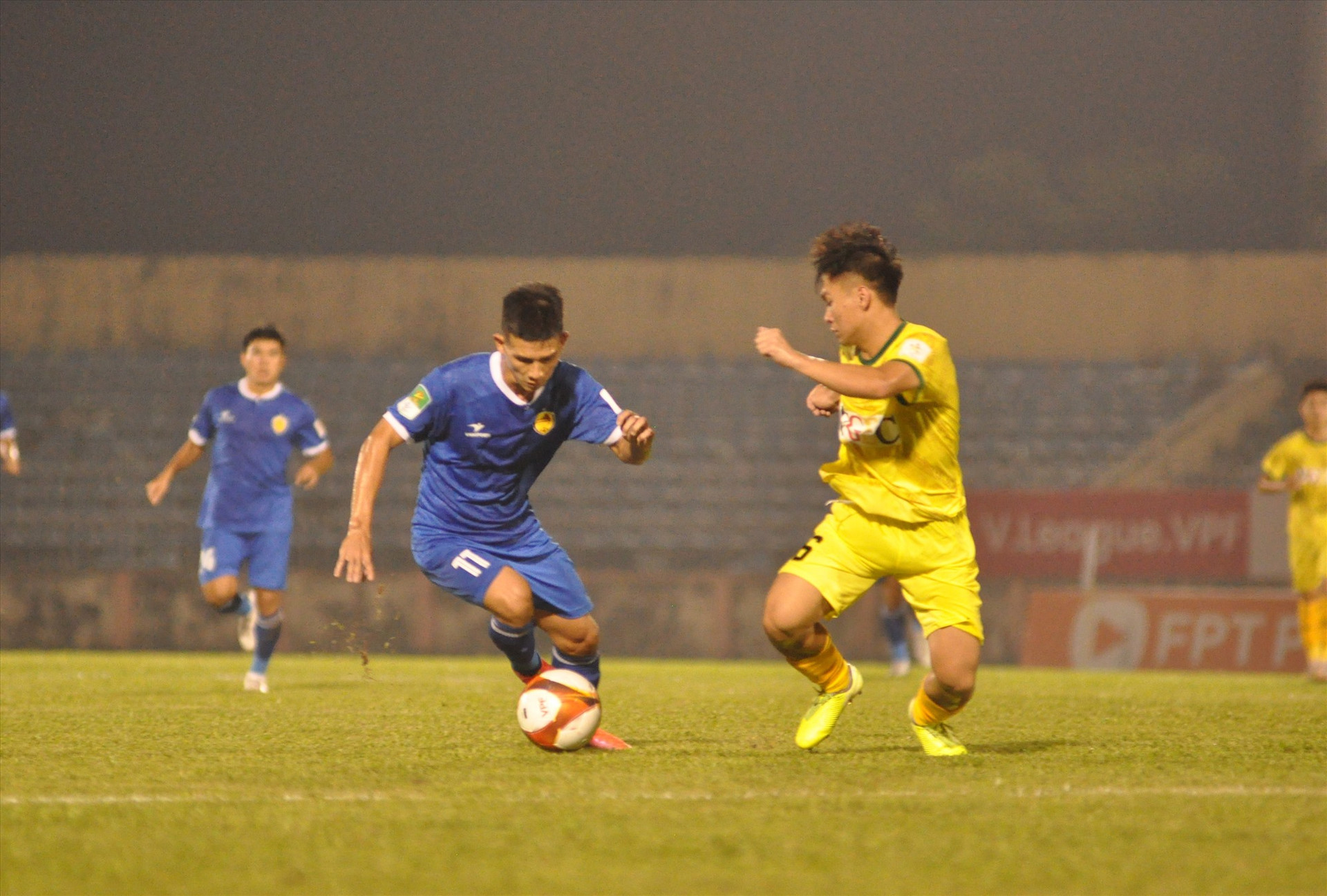 Văn Trạng (áo xanh) thi đấu khá tốt nhưng rất tiếc bỏ lỡ cơ hội ghi bàn cho Quảng Nam khi làm khách của PVF-CAND. Ảnh: A.S