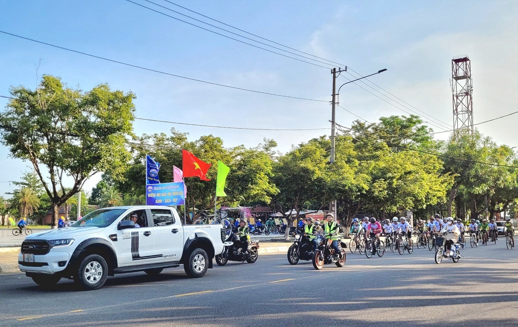 Diễu hành đạp xe vì môi trường trên các tuyến phố chính của TP.Tam Kỳ. Ảnh: M.L