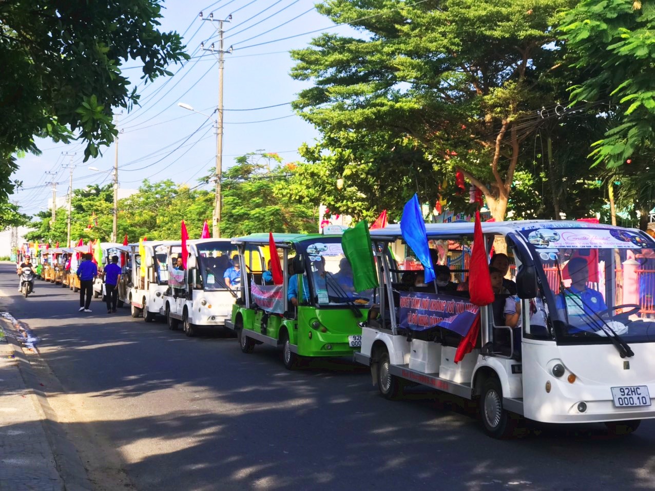 Xe điện Hội An mang thông điệp môi trường. Ảnh: PV