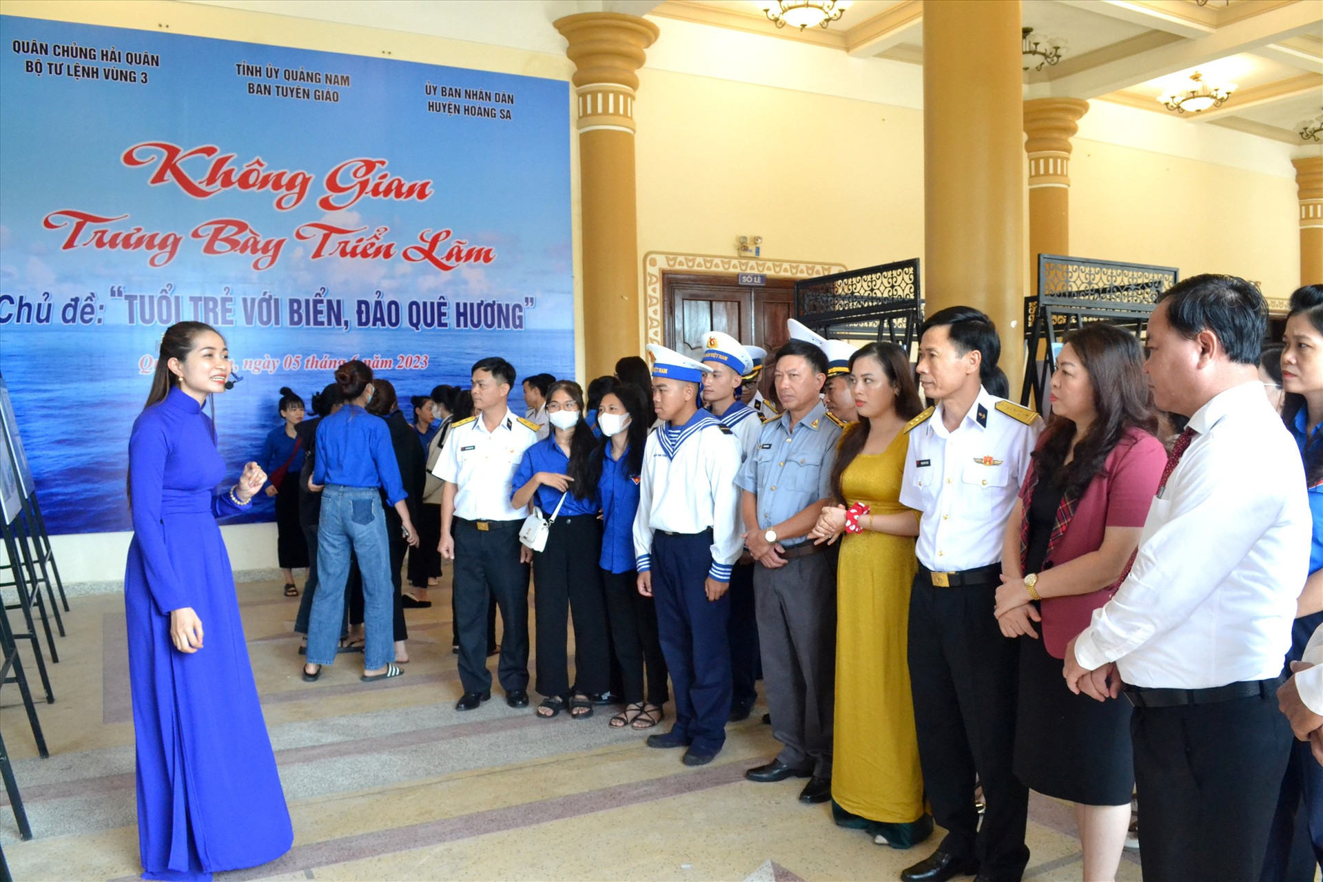 Lãnh đạo tỉnh, lực lượng hải quân tại không gian triển lãm tư liệu, hình ảnh về Hoàng Sa, Trường Sa của Việt Nam. Ảnh: VIỆT QUANG