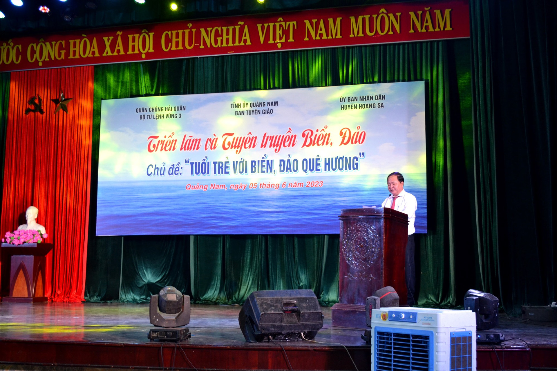 Phó Chủ tịch UBND tỉnh Nguyễn Hồng Quang phát biểu. Ảnh: VIỆT QUANG