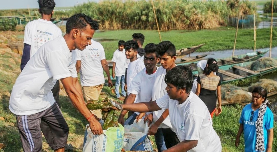 Các bạn trẻ tại Ấn Độ hưởng ứng chiến dịch làm sạch môi trường. Ảnh: UNICEF