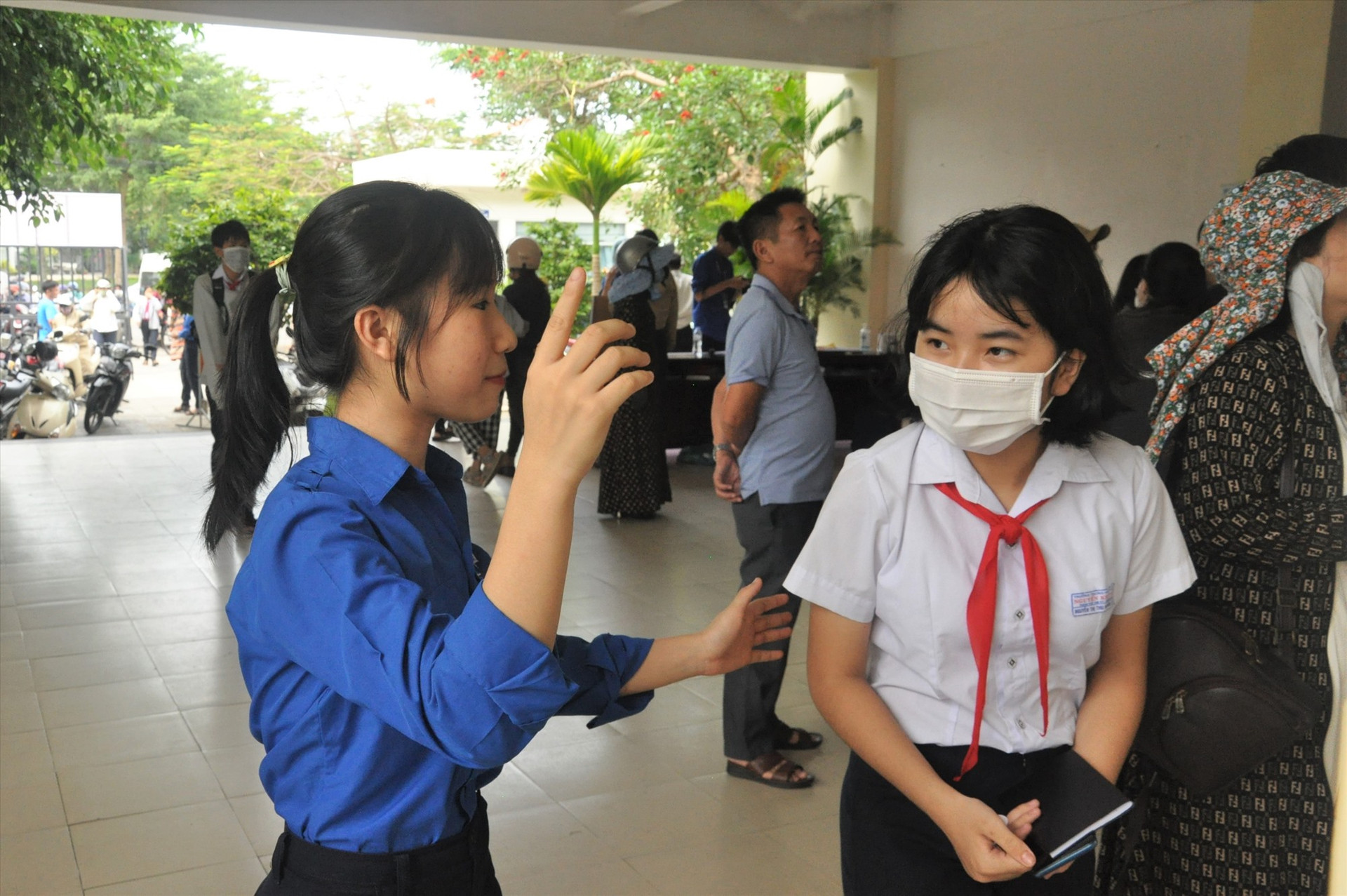 Các anh chị học sinh Trường THPT chuyên Nguyễn Bỉnh Khiêm tích cực hỗ trợ, hướng dẫn cho đàn em các thông tin liên quan đến sơ đồ phòng thi. Ảnh: X.p