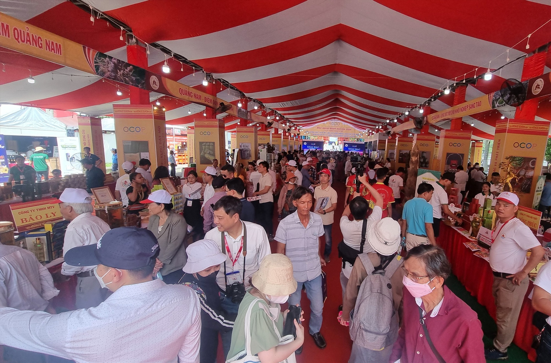 Consumers and visitors at the space for Quang Nam products