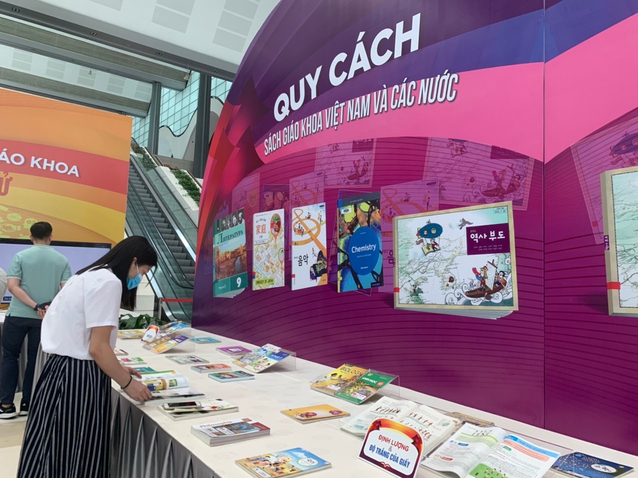 Triển lãm sách giáo khoa Việt Nam và các nước do Bộ GD&ĐT tổ chức. Ảnh: Lê Vân. 