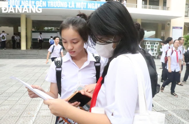 Các em học sinh trao đổi về đề môn Ngữ văn.