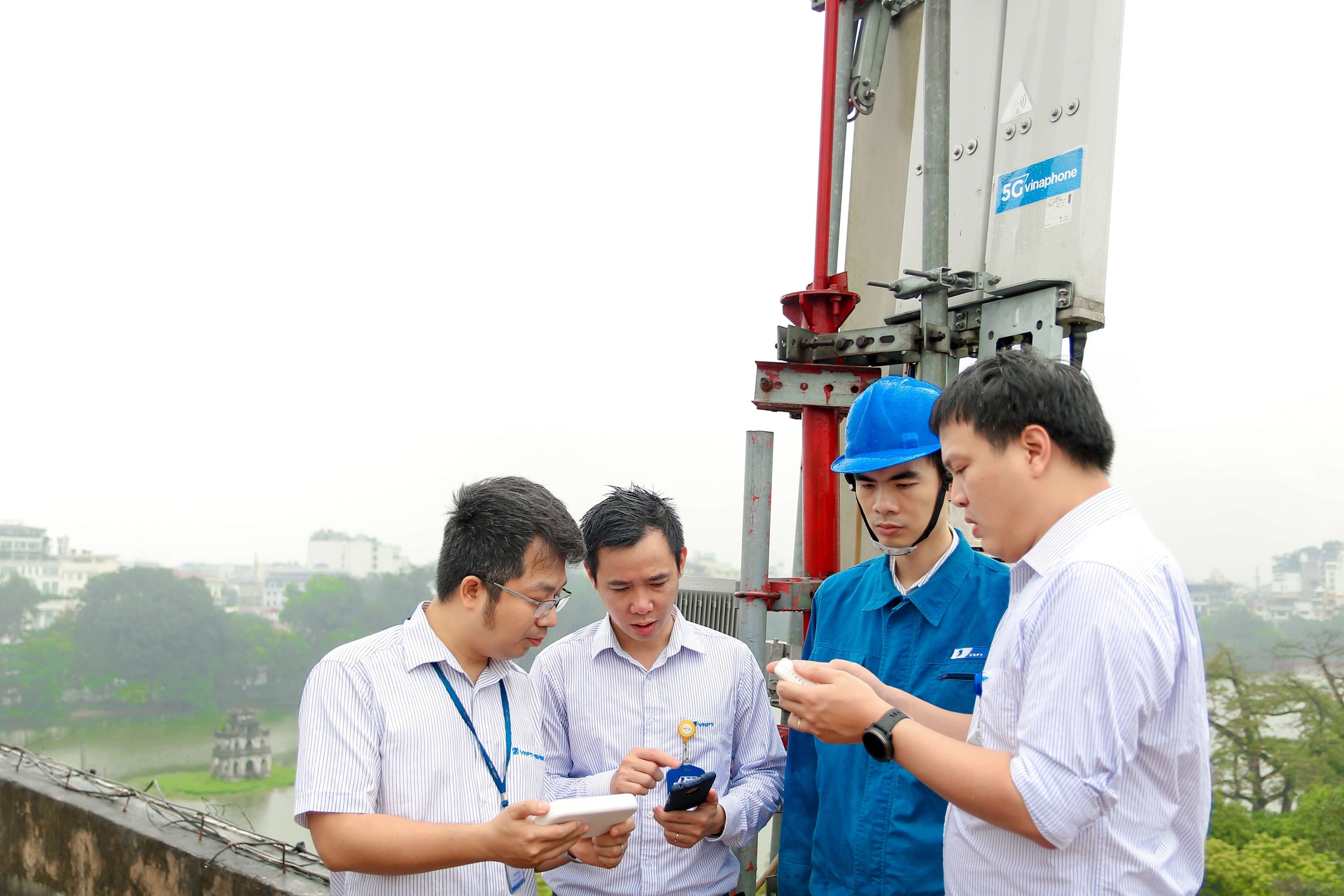 Chuyên gia kỹ thuật đo kiểm tốc độ thử nghiệm mạng 5G.