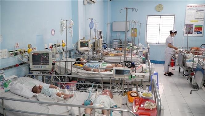 Các bệnh nhân tay chân miệng điều trị tại cơ sở y tế. Ảnh: TTXVN